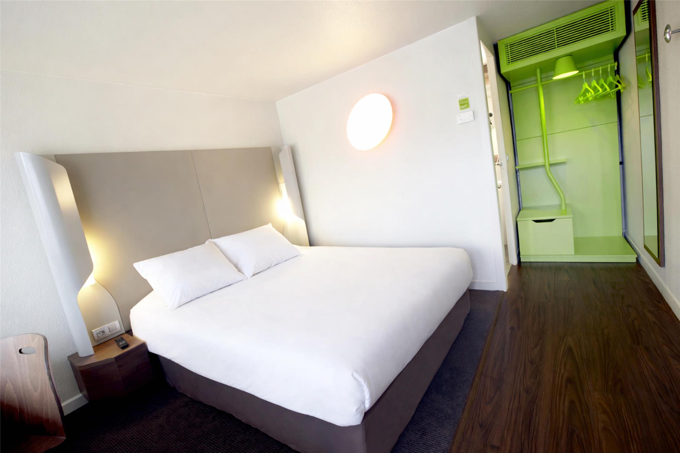 HÔTEL CAMPANILE VALENCIENNES OUEST - Petite Forêt - Chambres / Logements