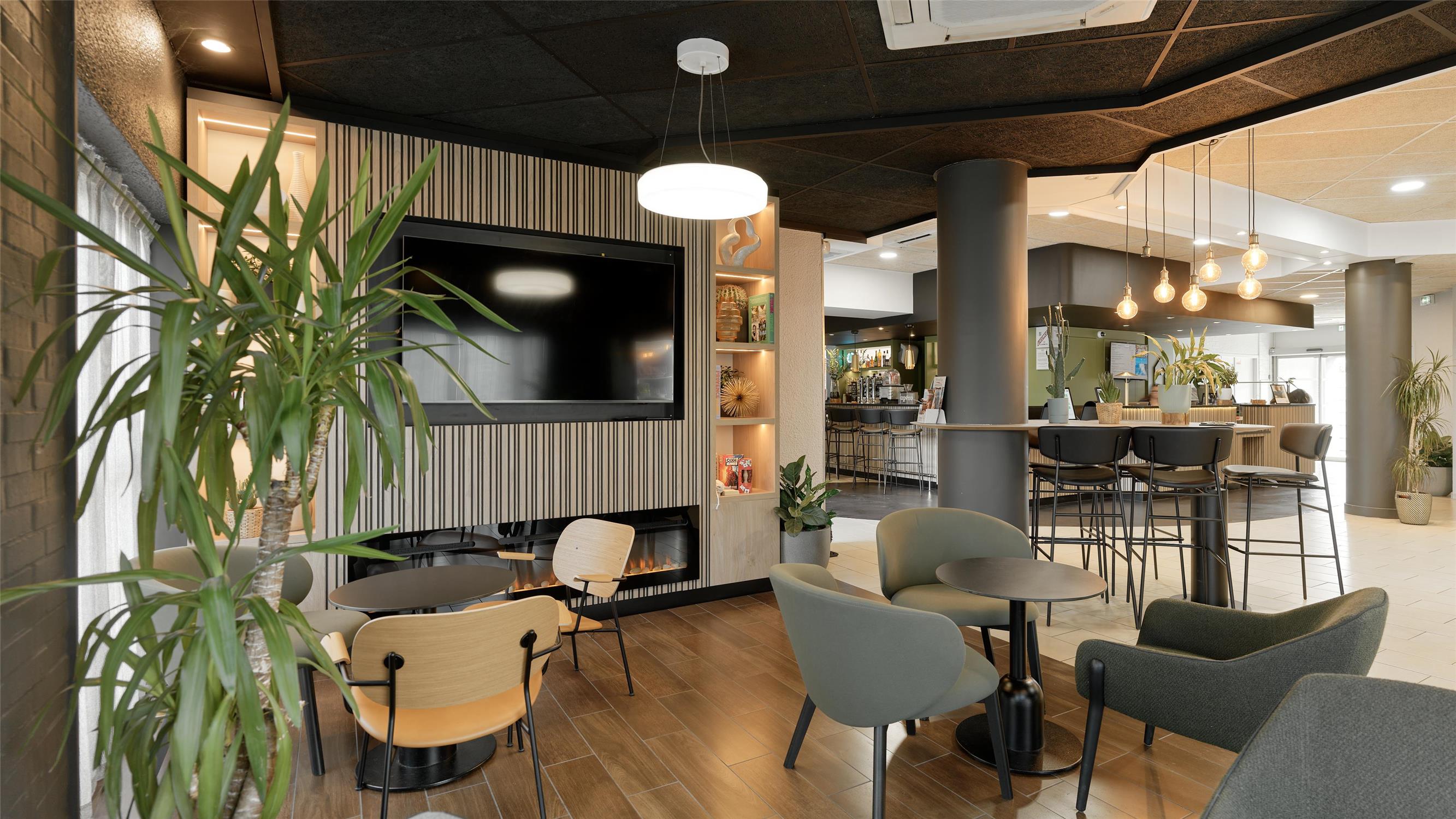 HÔTEL CAMPANILE PRIME - VILLEJUIF - Vue du lobby