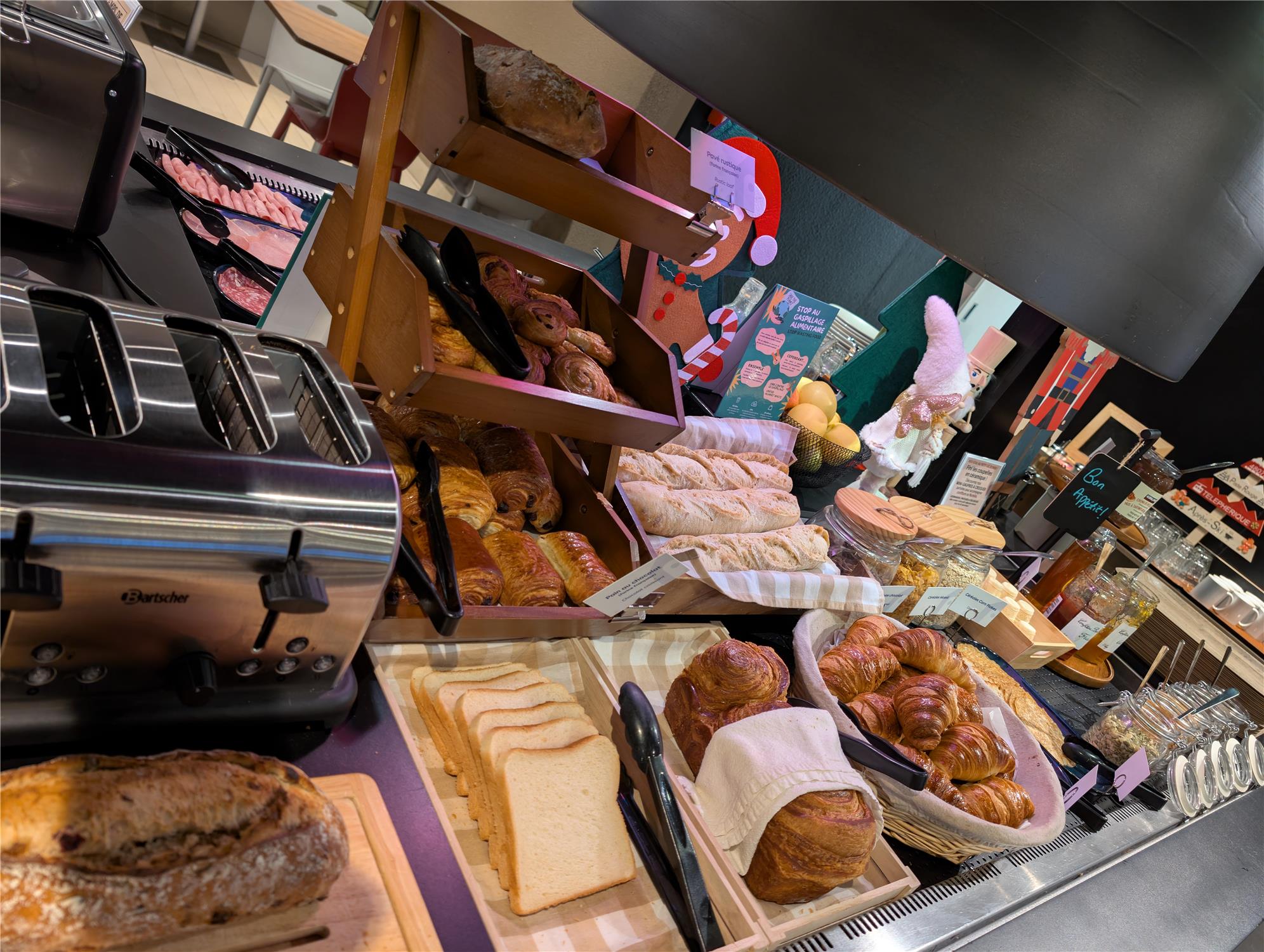 HÔTEL CAMPANILE VILLEJUST - ZA COURTABOEUF - Petit déjeuner