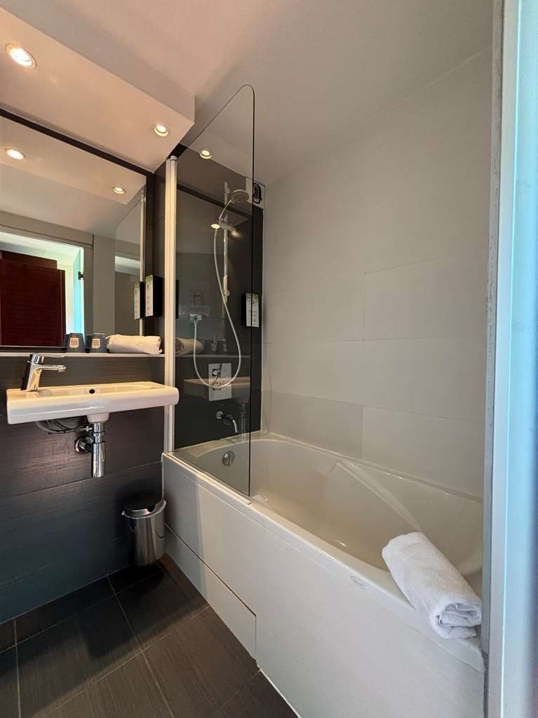 KYRIAD BORDEAUX - LORMONT-guestroom-Guest Room,Bathroom,On-Site.jpg