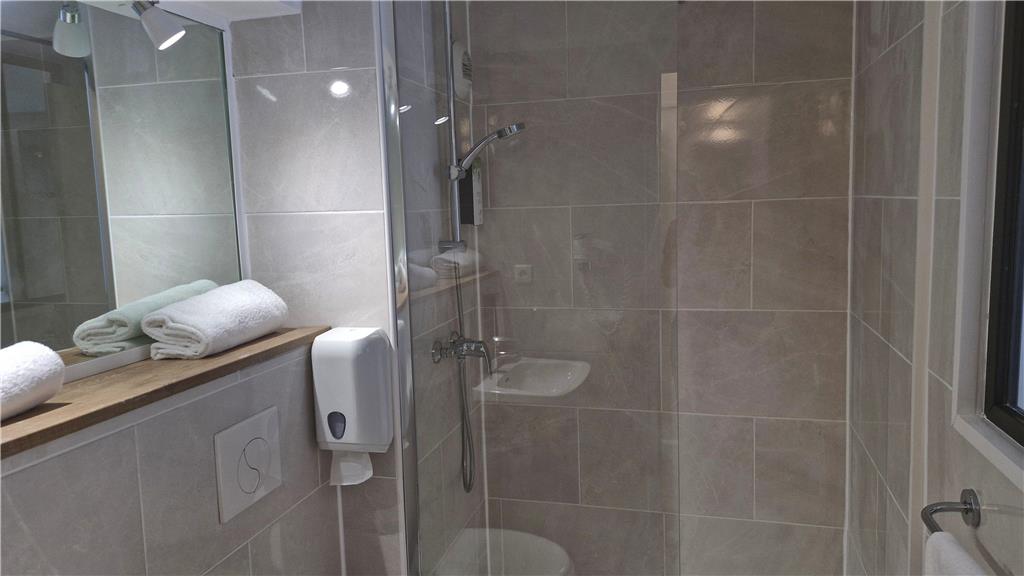 KYRIAD CARCASSONNE - AEROPORT-guestroom-Guest Room,Bathroom,On-Site.jpg