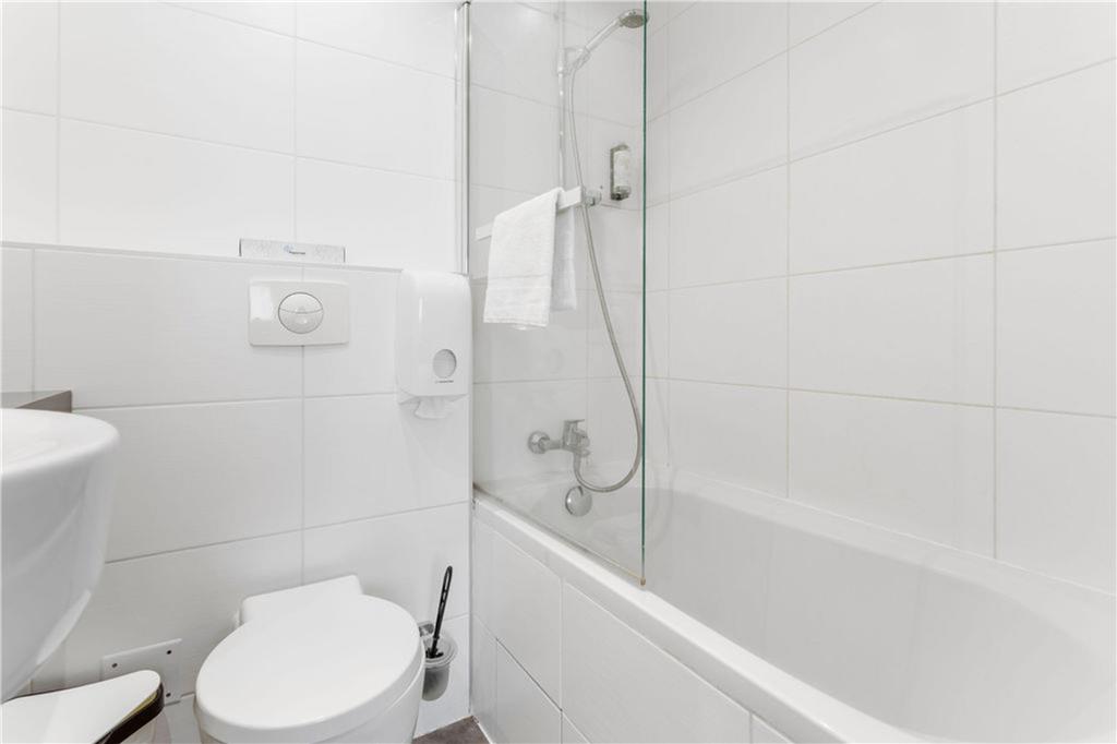 KYRIAD DEAUVILLE - SAINT ARNOULT-guestroom-Guest Room,Bathroom,On-Site.jpg