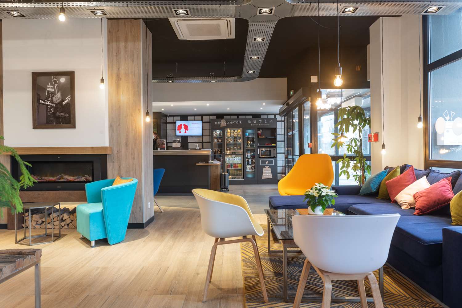 HOTEL CAMPANILE EPINAL CENTRE - Gare - HOTEL CAMPANILE CENTRE LOBBY