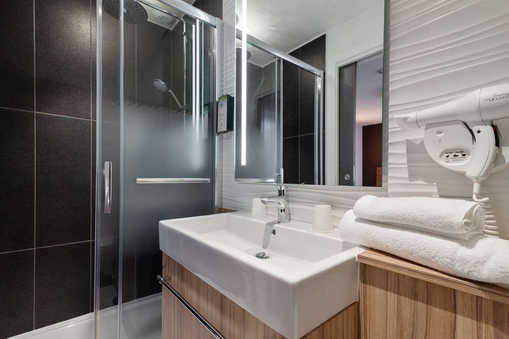 CAMPANILE EPINAL CENTRE - GARE-guestroom-Guest Room,Bathroom,On-Site.jpg