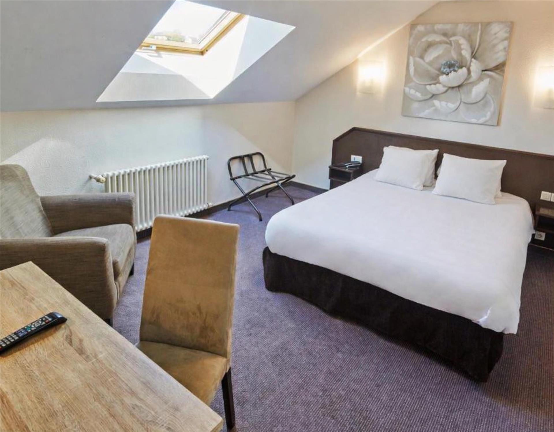 HOTEL CAMPANILE EPINAL CENTRE - Gare - Campanile Epinal Centre One Double Bed One Double Sofa Bed Superior Room jpg