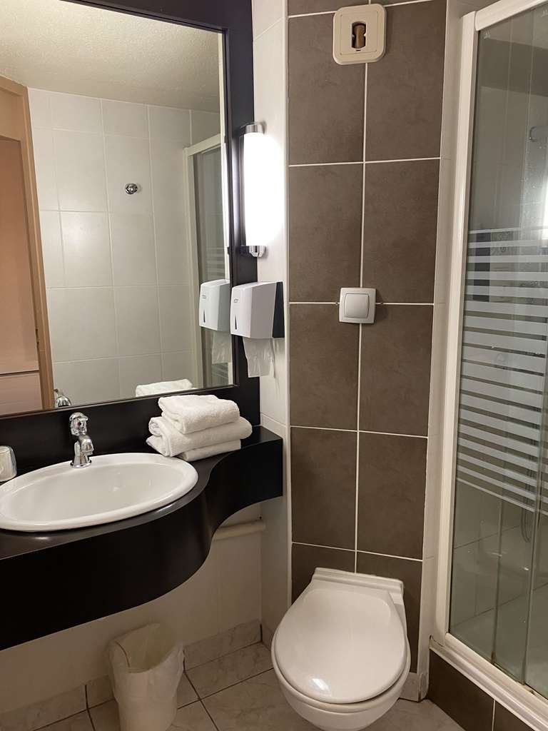 KYRIAD EVREUX - NETREVILLE-guestroom-Guest Room,Bathroom,On-Site.jpg
