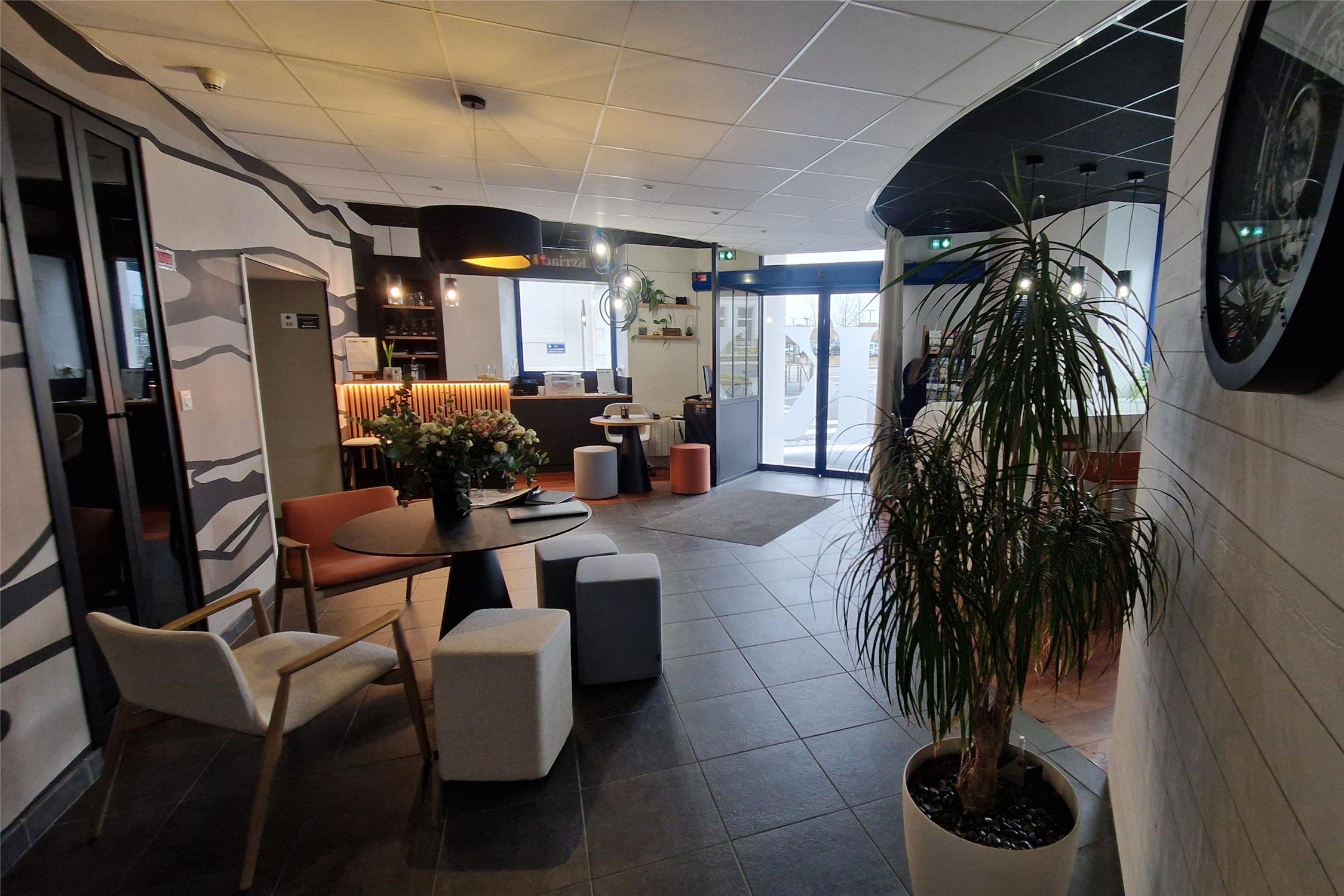 HÔTEL KYRIAD LAMBALLE - Bar / Lounge