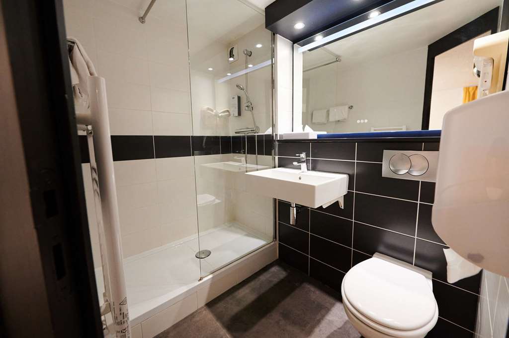 KYRIAD LAVAL-guestroom-Guest Room,Bathroom,On-Site.jpg