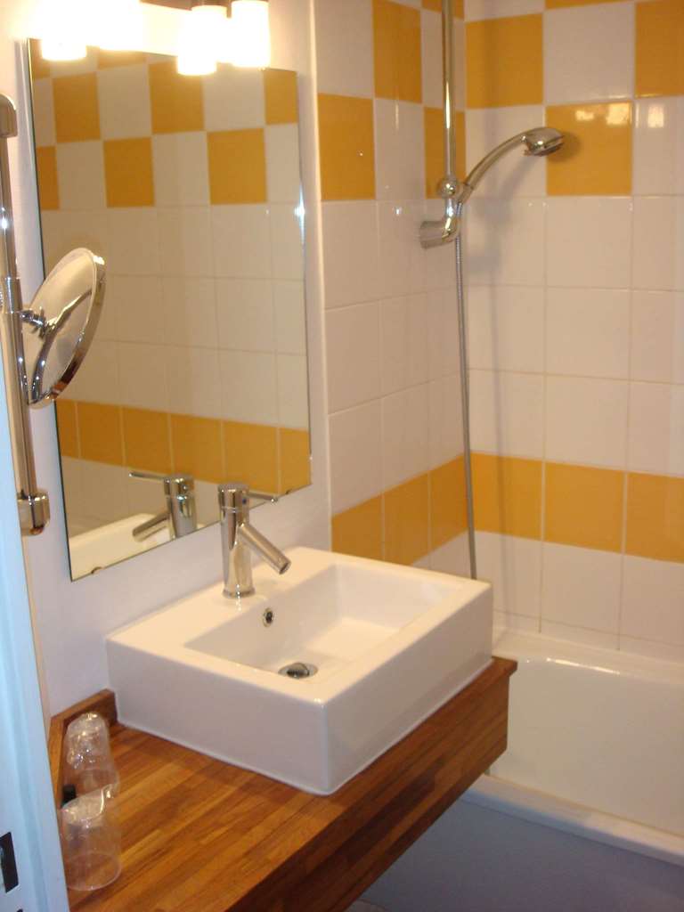 KYRIAD LILLE EST - VILLENEUVE D'ASC-guestroom-Guest Room,Bathroom,On-Site.jpg
