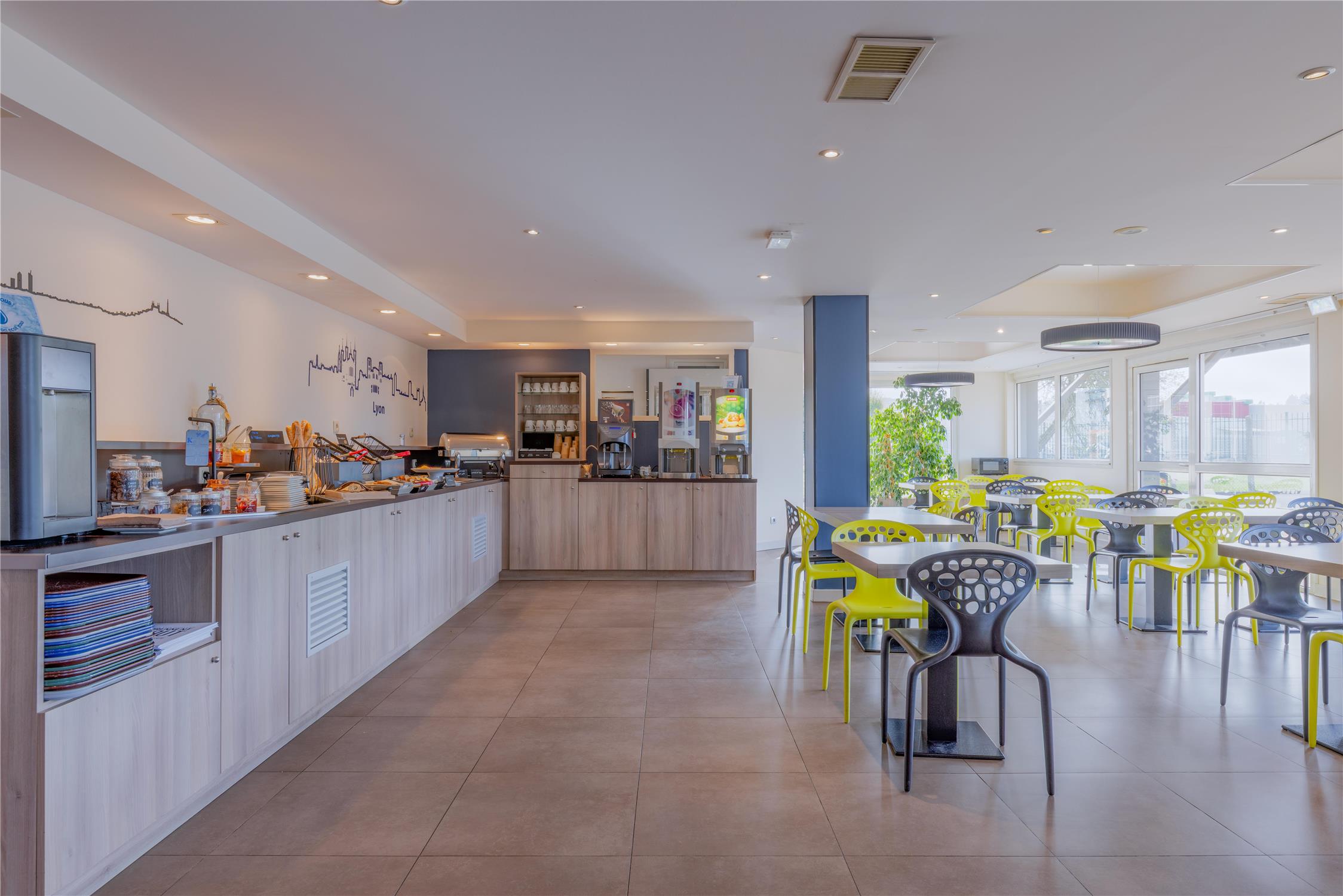 HÔTEL KYRIAD LYON EST - Saint Bonnet de Mure - Salle de petit-déjeuner