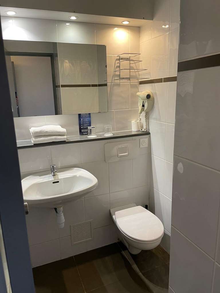 KYRIAD MARTIGUES SUD - LAVERA-guestroom-Guest Room,Bathroom,On-Site.jpg