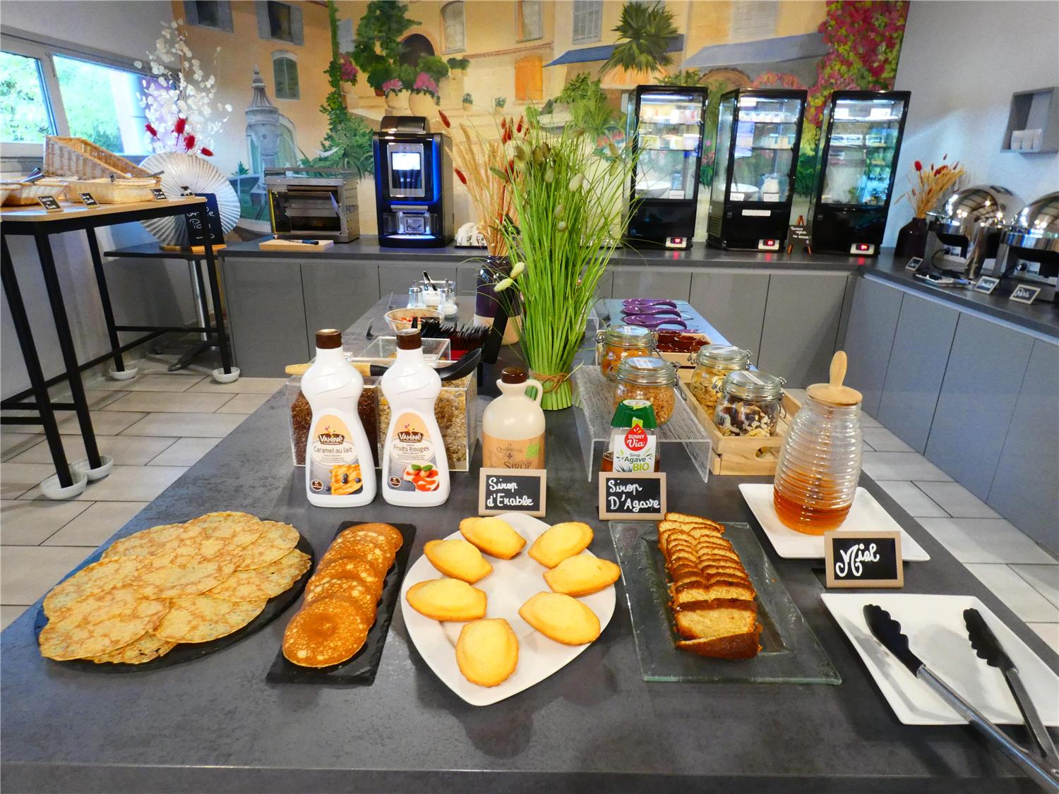HOTEL KYRIAD MONTPELLIER AEROPORT - PARC EXPO - Buffet petit de jeuner Kyriad Montpellier Aeroport