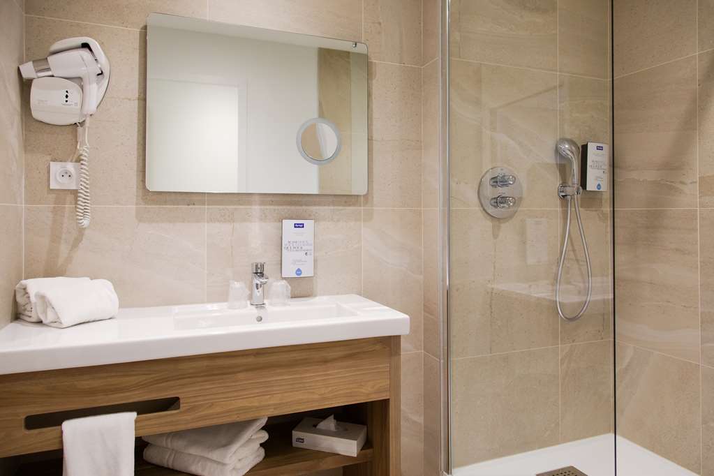 KYRIAD MONTPELLIER EST - LUNEL-guestroom-Guest Room,Bathroom,On-Site.jpg