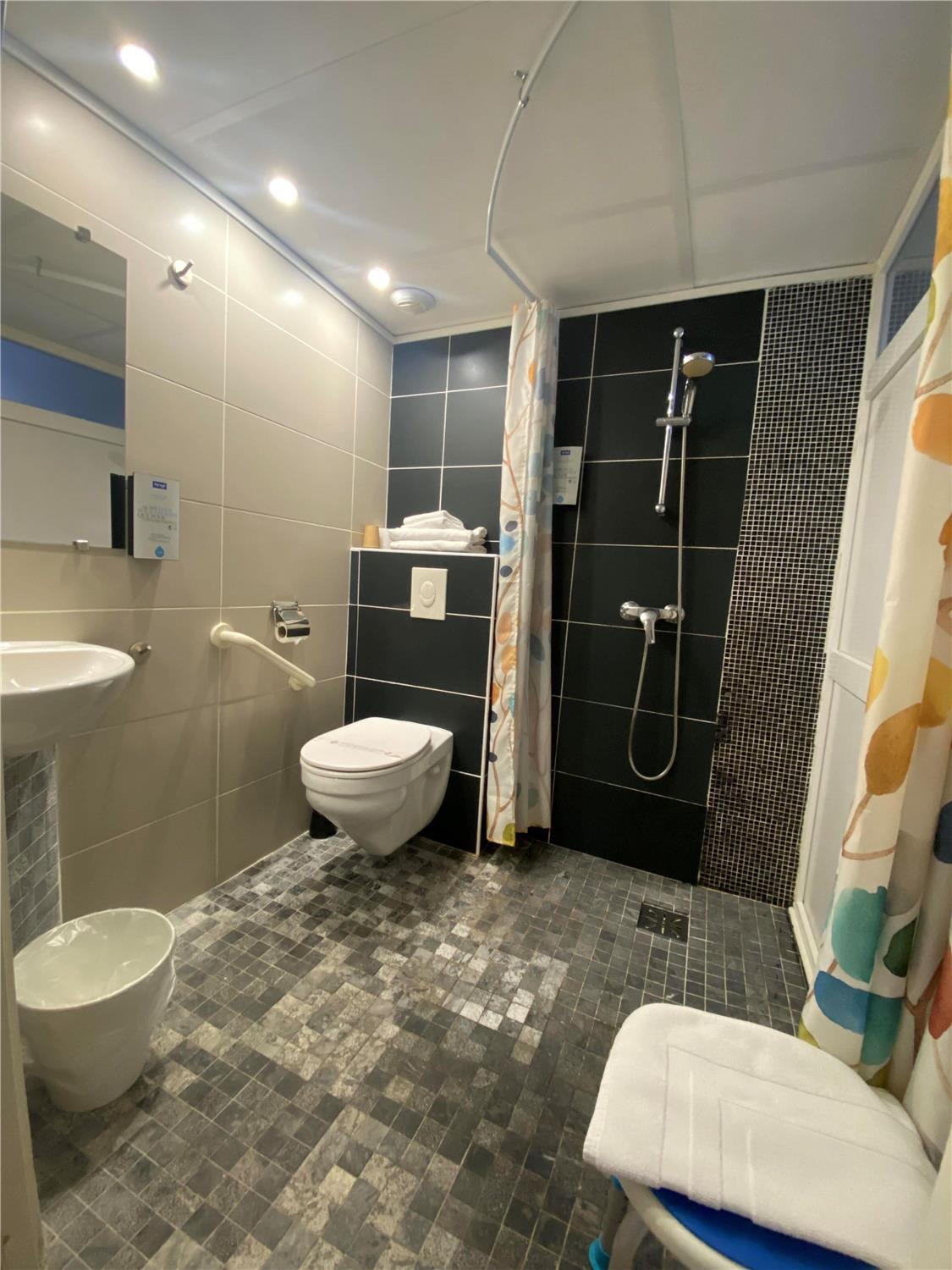 HÔTEL Kyriad Nimes Ouest - Chambres / Logements