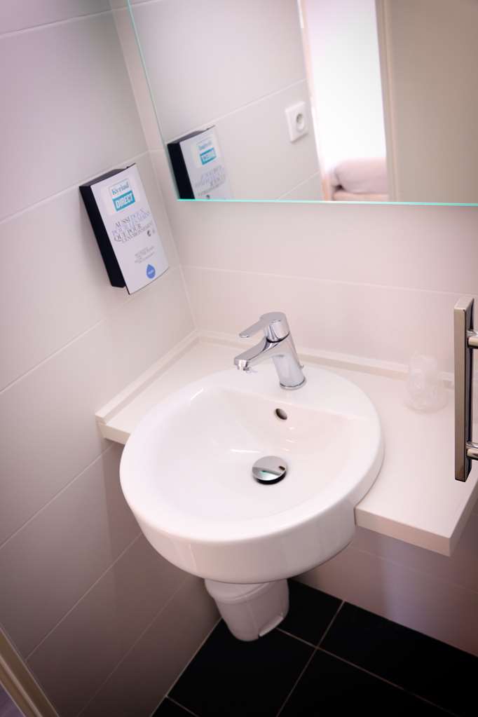 KYRIAD DIRECT PERPIGNAN NORD - AERO-guestroom-Guest Room,Bathroom,On-Site.jpg
