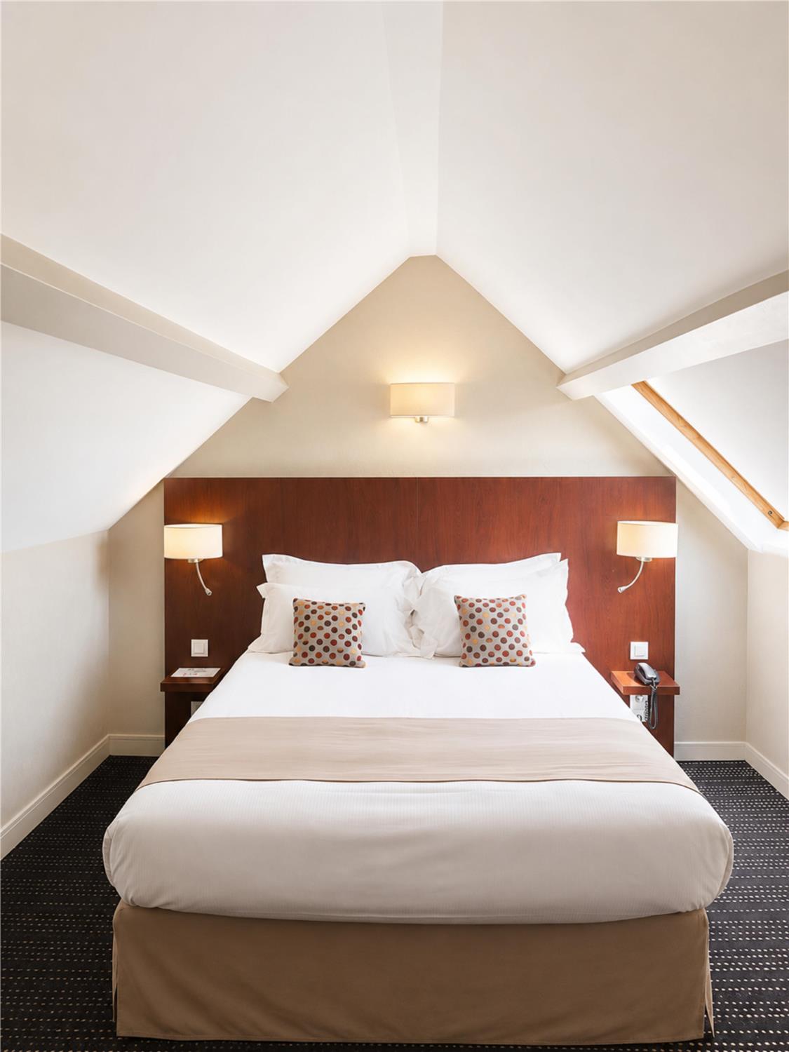 HÔTEL Kyriad Saint-Malo Ouest - Dinard - Chambre avec un lit double et un lit simple