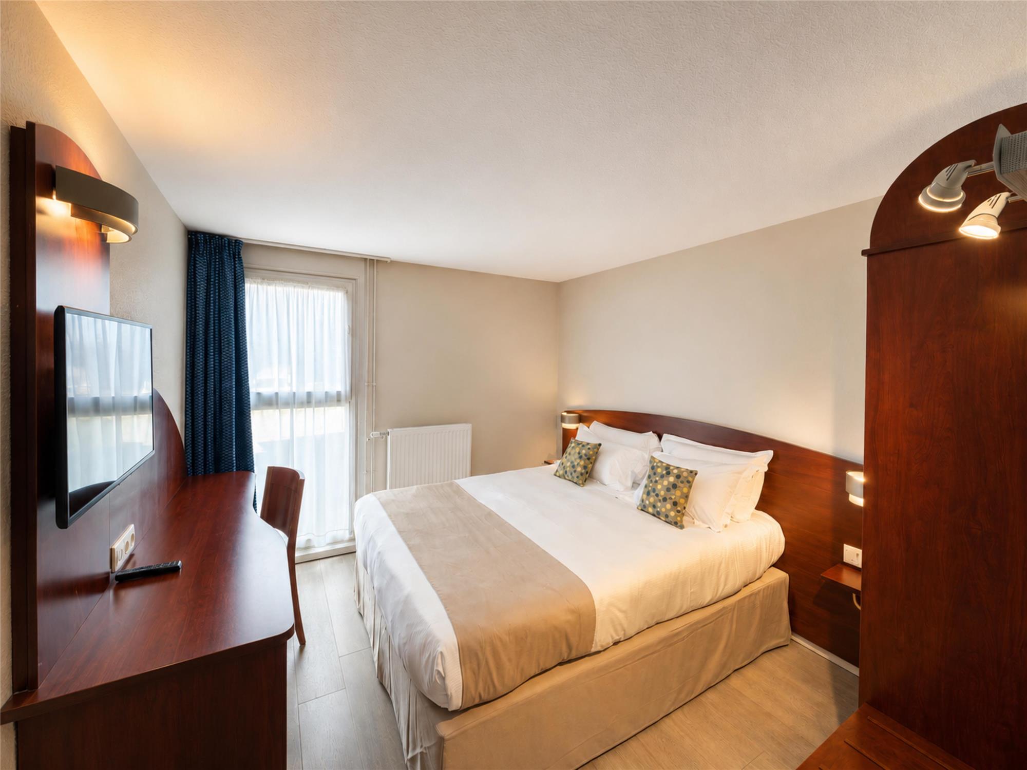 Chambre avec un lit double
