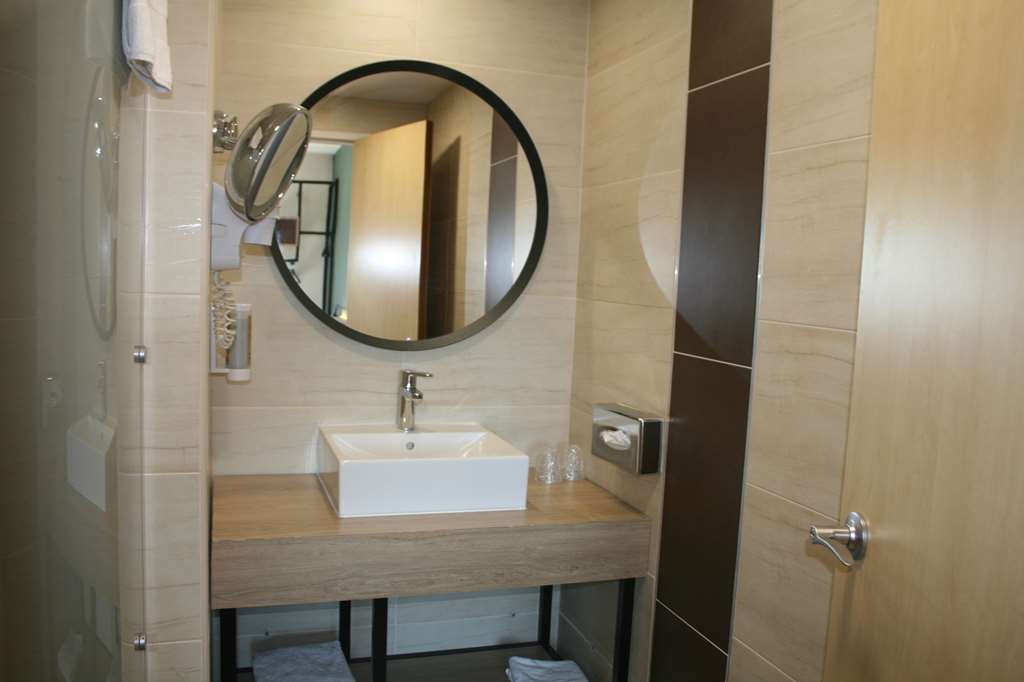 CAMPANILE MONTPELLIER OUEST - CROIX-guestroom-Guest Room,Bathroom,On-Site.jpg