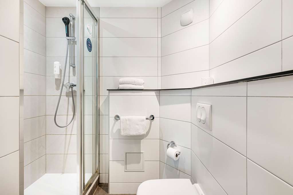 PREMIERE CLASSE LYON PART-DIEU-guestroom-Guest Room,Bathroom,On-Site.jpg