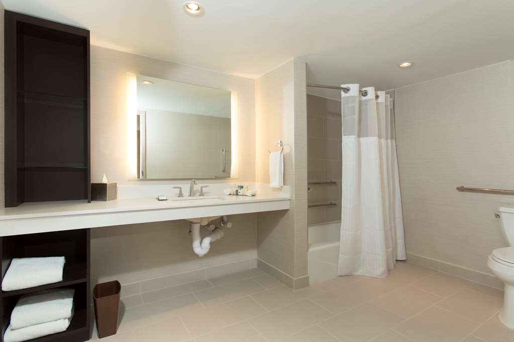 Doubletree by Hilton Hotel Deerfield Beach - Boca Raton Room Type - 1 KG JR STE MB HR ACC TUB