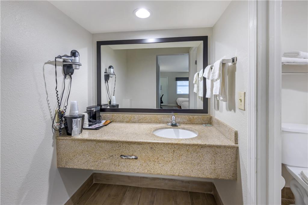 Best Western Fairwinds Inn-guestroom-Guest Room,Bathroom,On-Site.jpg