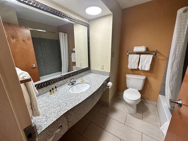  - Best Western Plus Bass Hotel & Suites Leeds - I-20, Exit 144