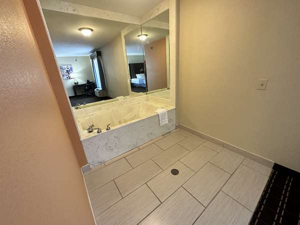  - Best Western Plus Bass Hotel & Suites Leeds - I-20, Exit 144