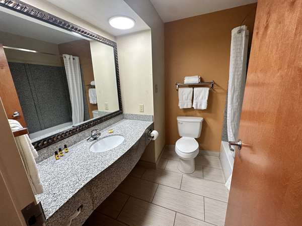  - Best Western Plus Bass Hotel & Suites Leeds - I-20, Exit 144