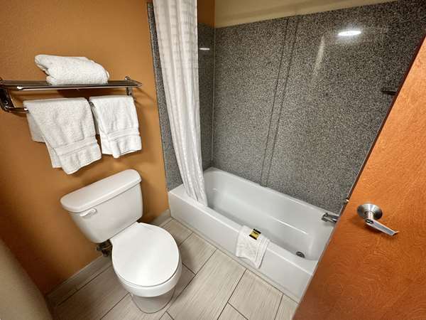  - Best Western Plus Bass Hotel & Suites Leeds - I-20, Exit 144