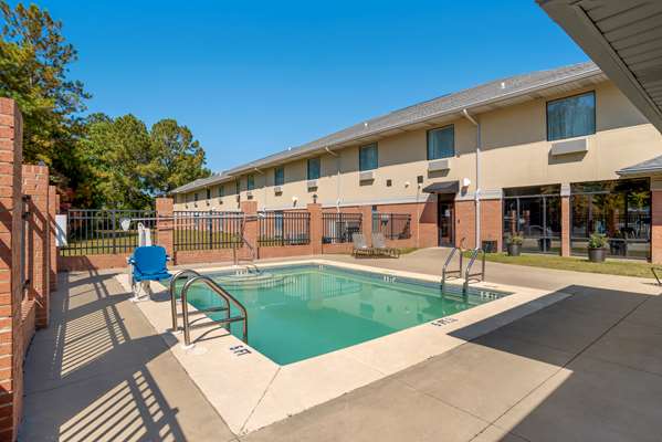 Pool - Best Western Plus Two Rivers Hotel & Suites Demopolis