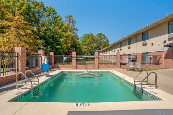 Pool - Best Western Plus Two Rivers Hotel & Suites Demopolis