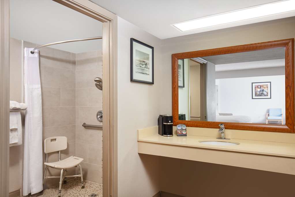 Best Western Plus King's Inn & Suites-guestroom-Guest Room,Bathroom,Accessibility,On-Site.jpg
