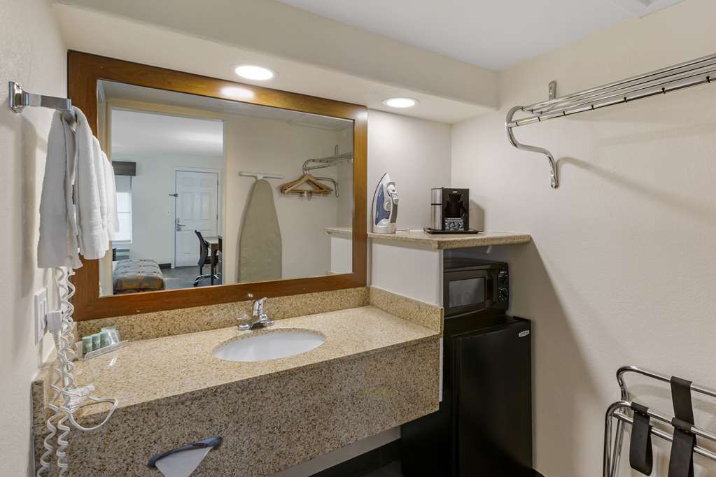 Best Western Desert Inn-guestroom-Guest Room,Bathroom,On-Site.jpg