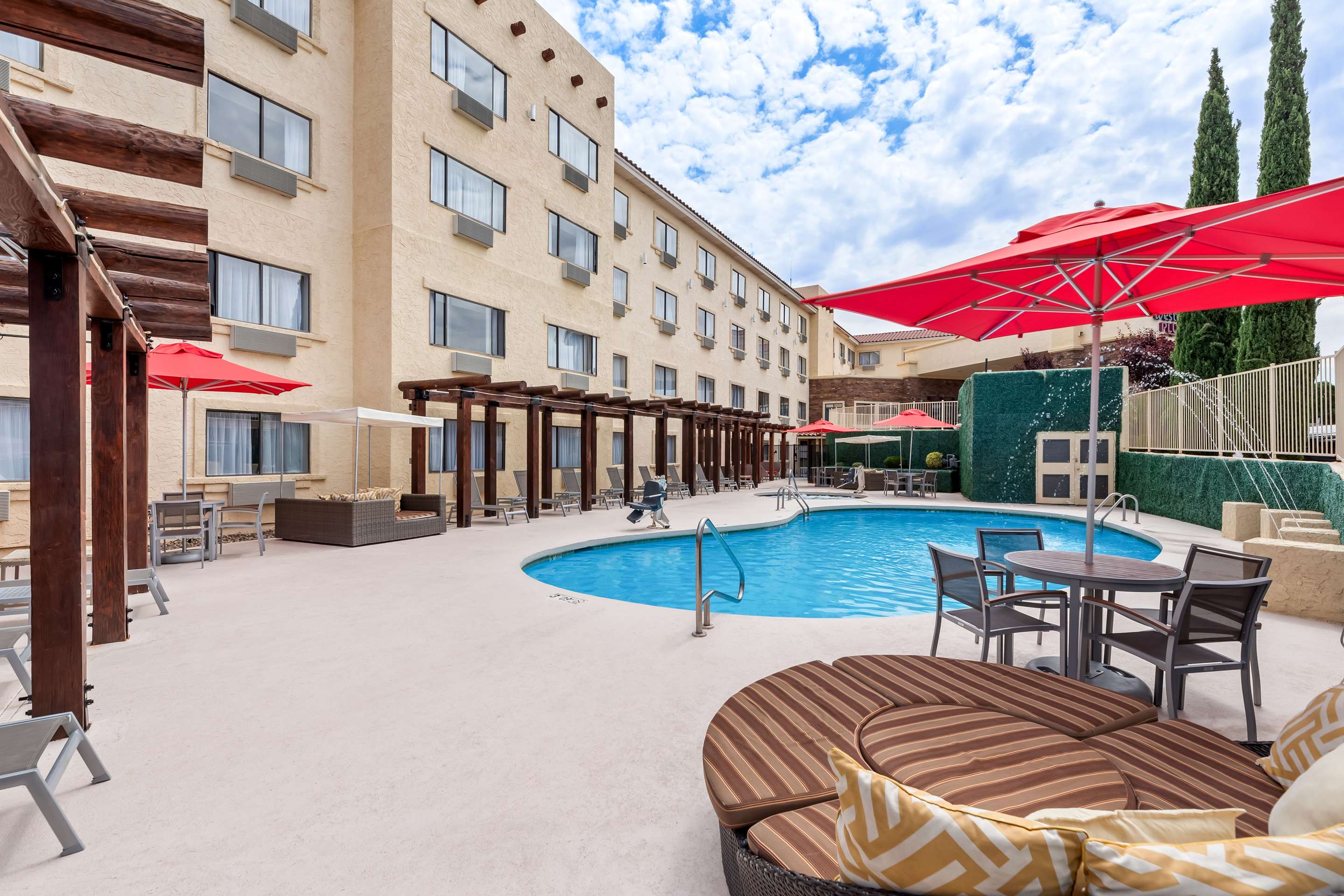Pool | Best Western Plus At Lake Powell