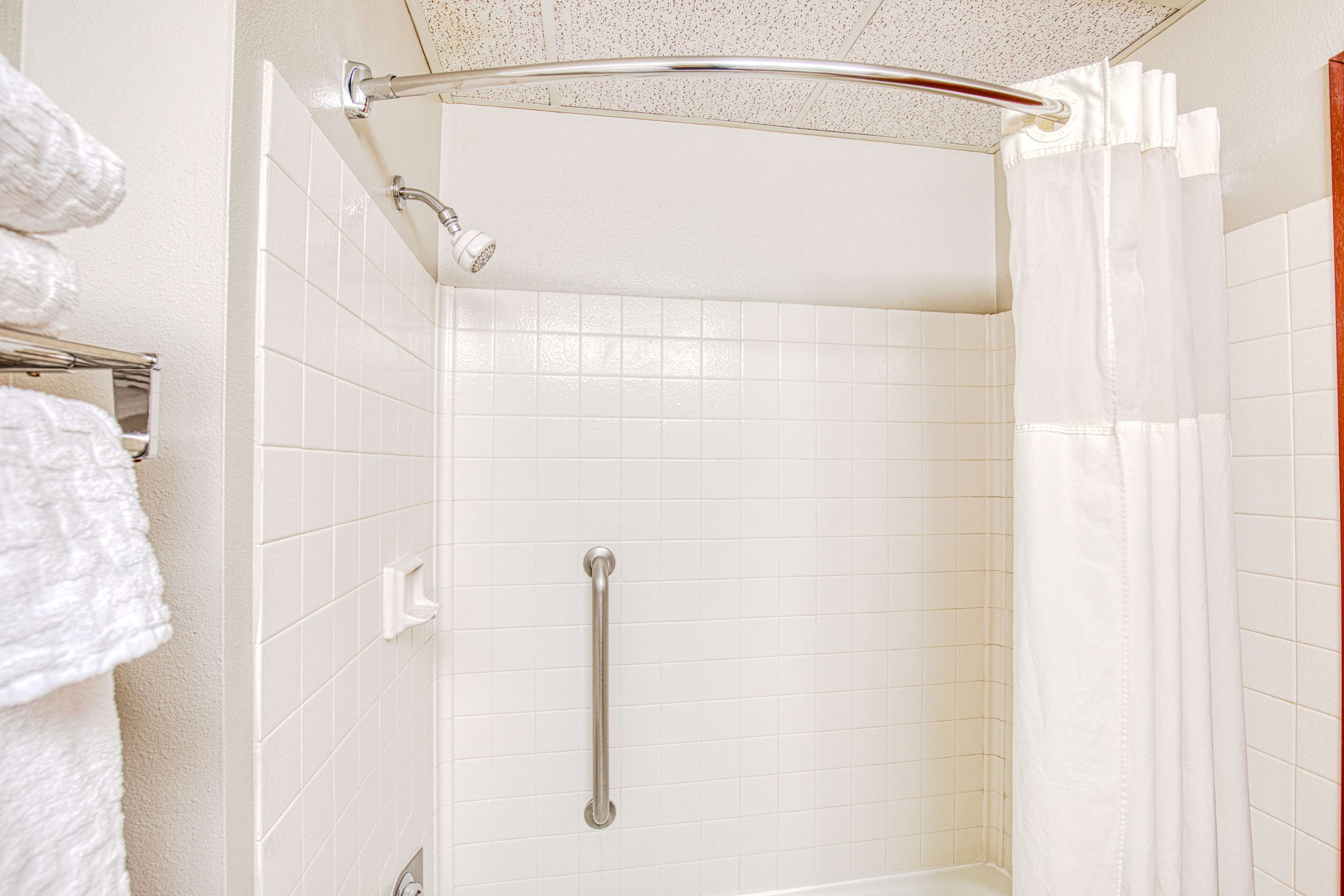 Best Western Green Valley Inn Room Type - Accessible - 2 Queen, Mobility Accessible, Communication Assistance, Bathtub, Non-Smoking, Full Brea Best Western Green Valley Inn Room Type - Accessible - 2 Queen, Mobility Accessible, Communication Assistance, Bathtub, Non-Smoking, Full Brea
