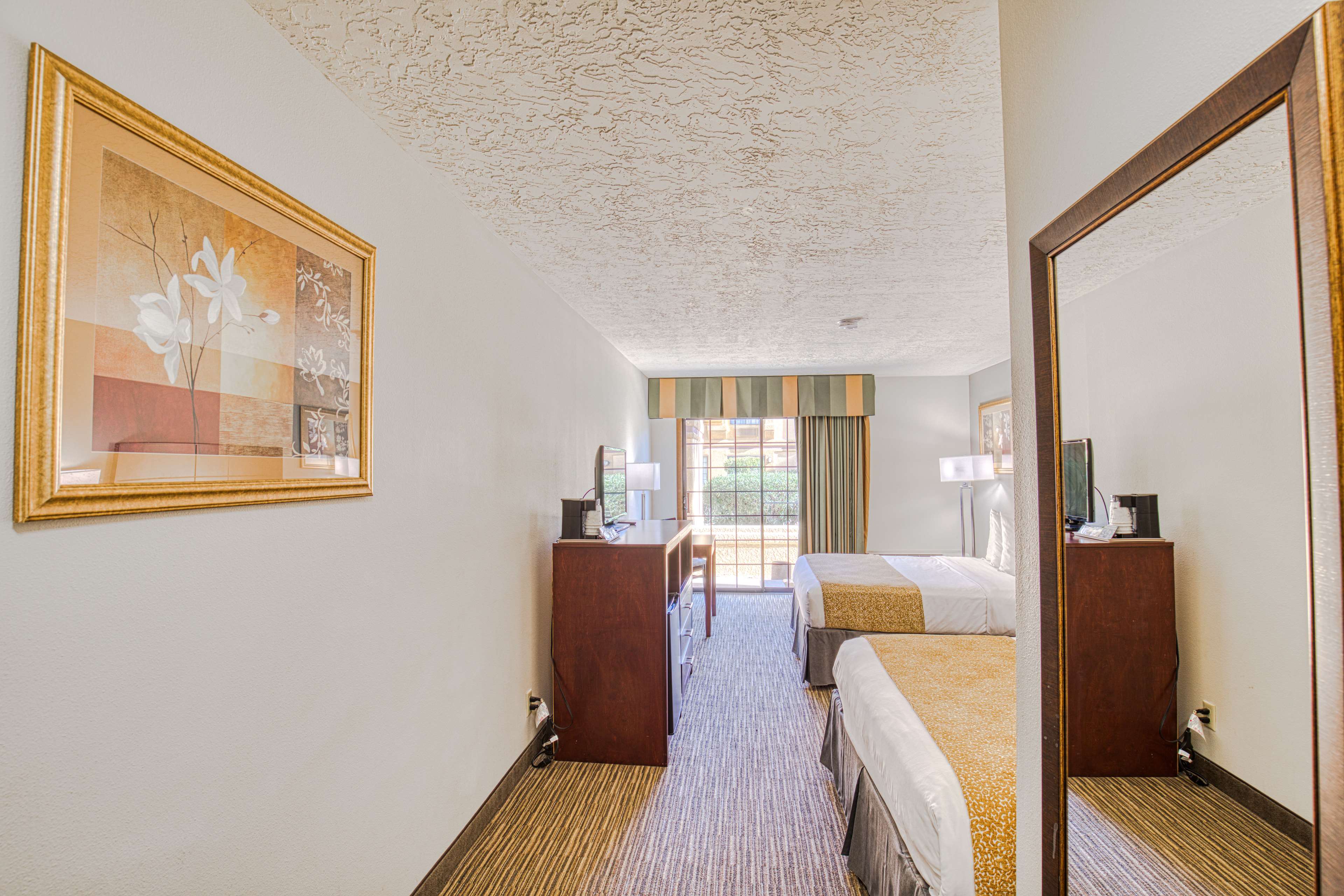 Best Western Green Valley Inn Room Type - 2 Queen Beds, Non-Smoking, Pool View, Work Desk, Microwave And Mini-Refrigerator, Wi-Fi, Full Breakf Best Western Green Valley Inn Room Type - 2 Queen Beds, Non-Smoking, Pool View, Work Desk, Microwave And Mini-Refrigerator, Wi-Fi, Full Breakf