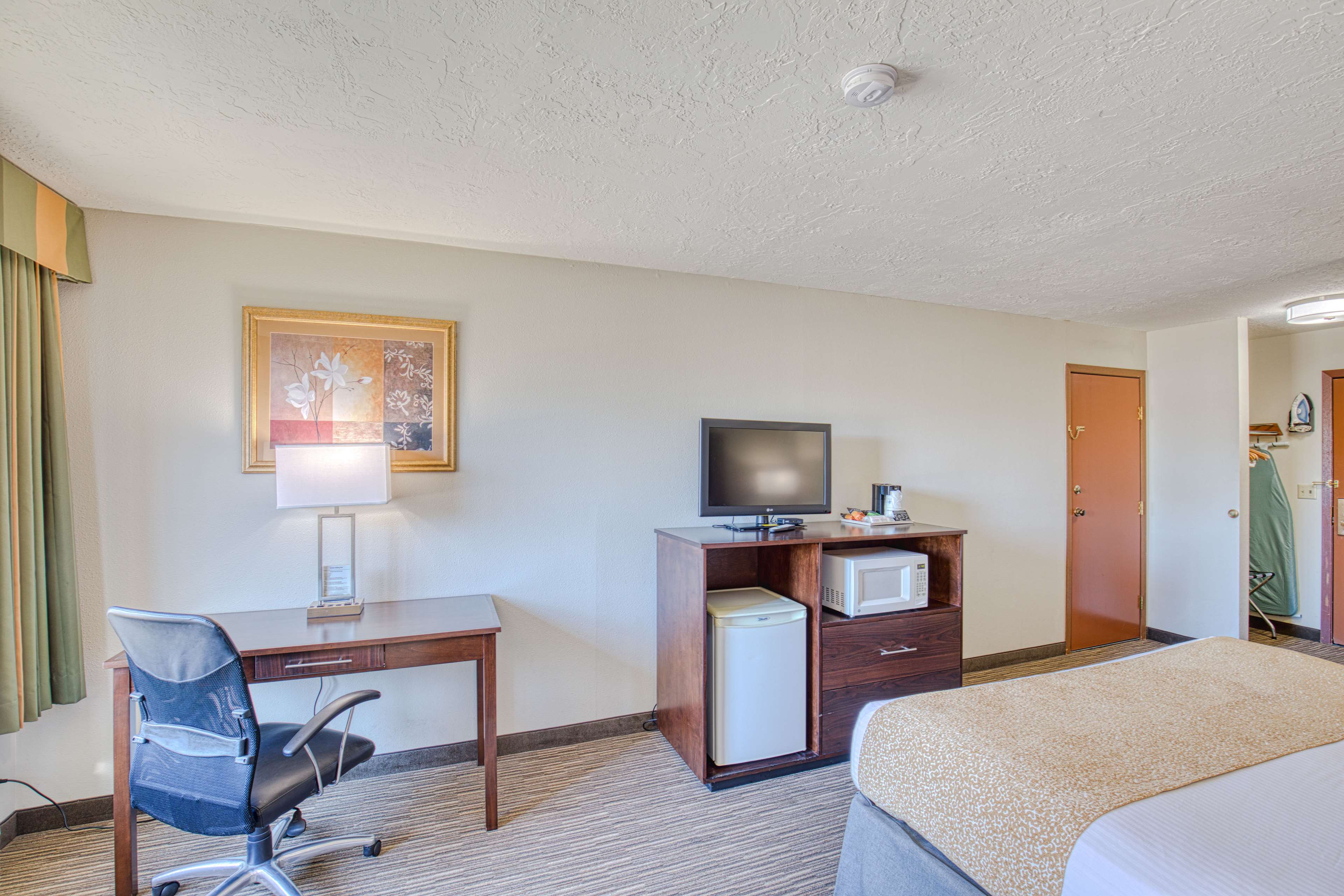 Best Western Green Valley Inn Room Type - Accessible - 1 King, Mobility Accessible, Communication Assistance, Bathtub, Non-Smoking, Full Break Best Western Green Valley Inn Room Type - Accessible - 1 King, Mobility Accessible, Communication Assistance, Bathtub, Non-Smoking, Full Break