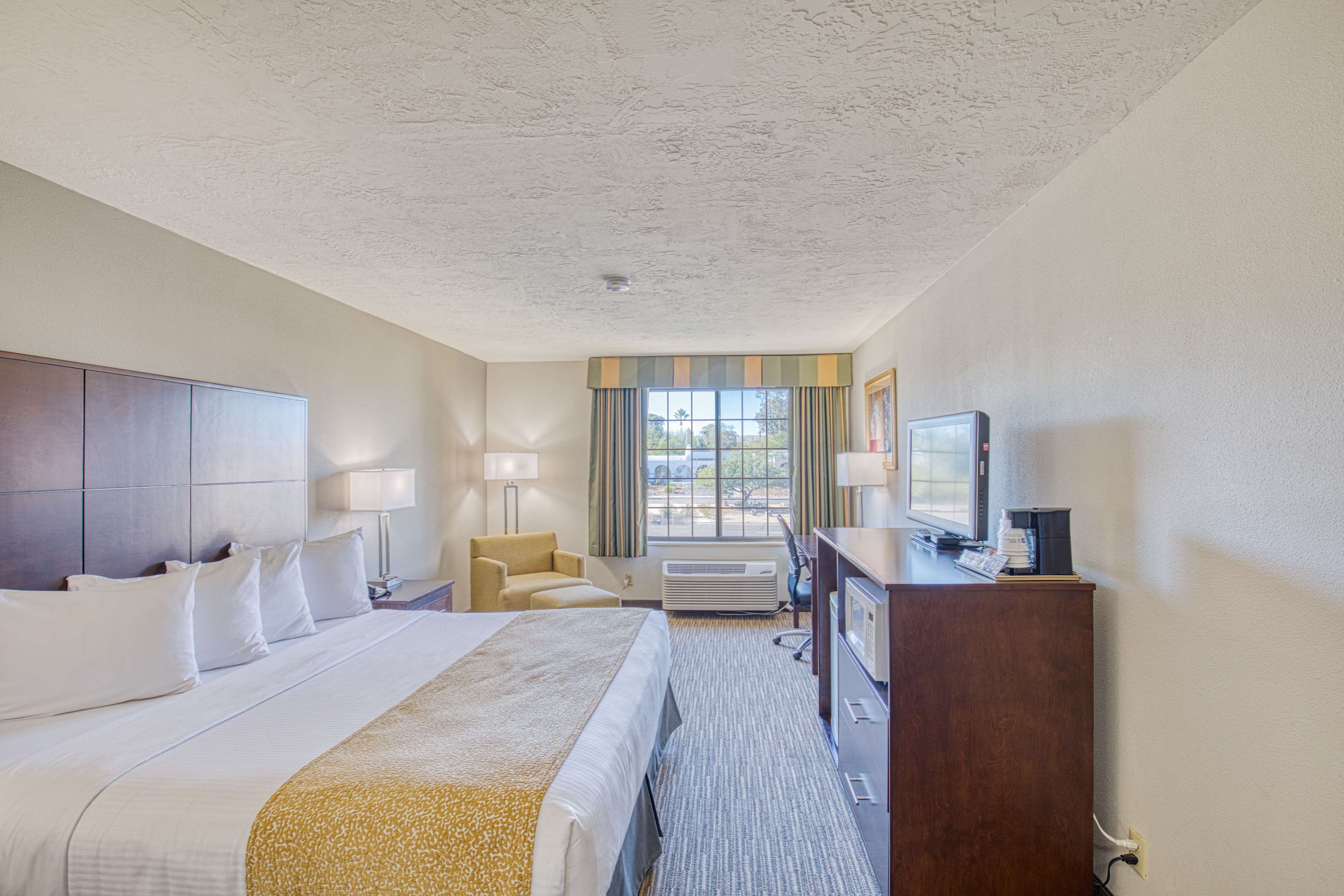Best Western Green Valley Inn Room Type - 1 King Bed, Non-Smoking, Pool View, Work Desk, Microwave And Mini-Refrigerator, Wi-Fi, Full Breakfas Best Western Green Valley Inn Room Type - 1 King Bed, Non-Smoking, Pool View, Work Desk, Microwave And Mini-Refrigerator, Wi-Fi, Full Breakfas