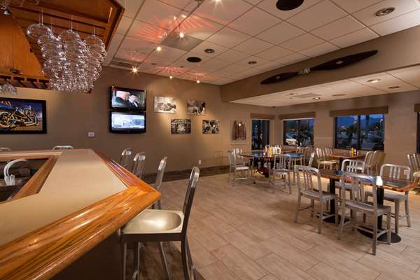 Bar - Best Western Plus Scottsdale Thunderbird Suites