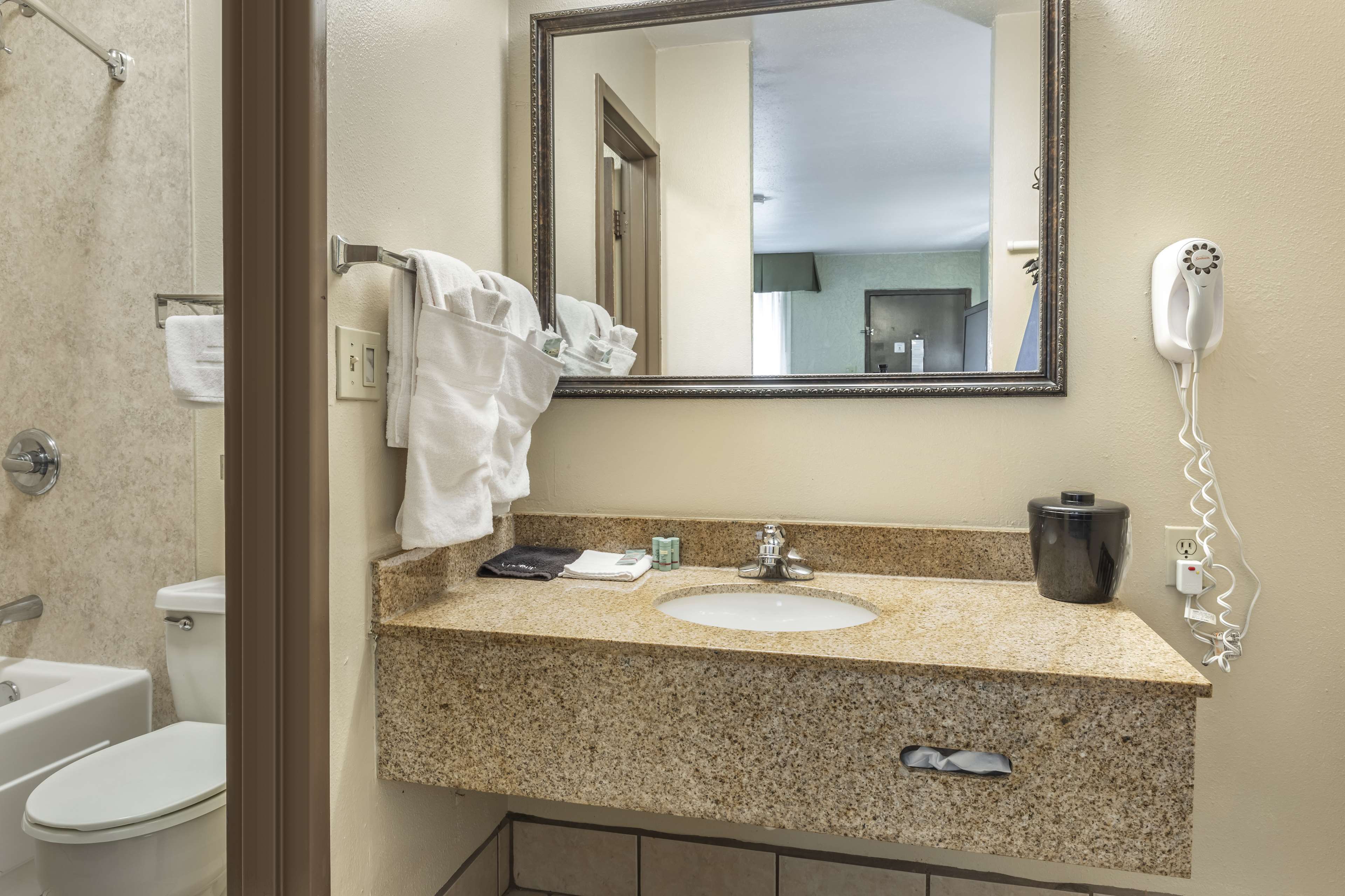 Best Western Of Hope Room Type - 1 King Bed, Non-Smoking, High Speed Internet Access, Microwave And Refrigerator, Coffee Maker, Haird