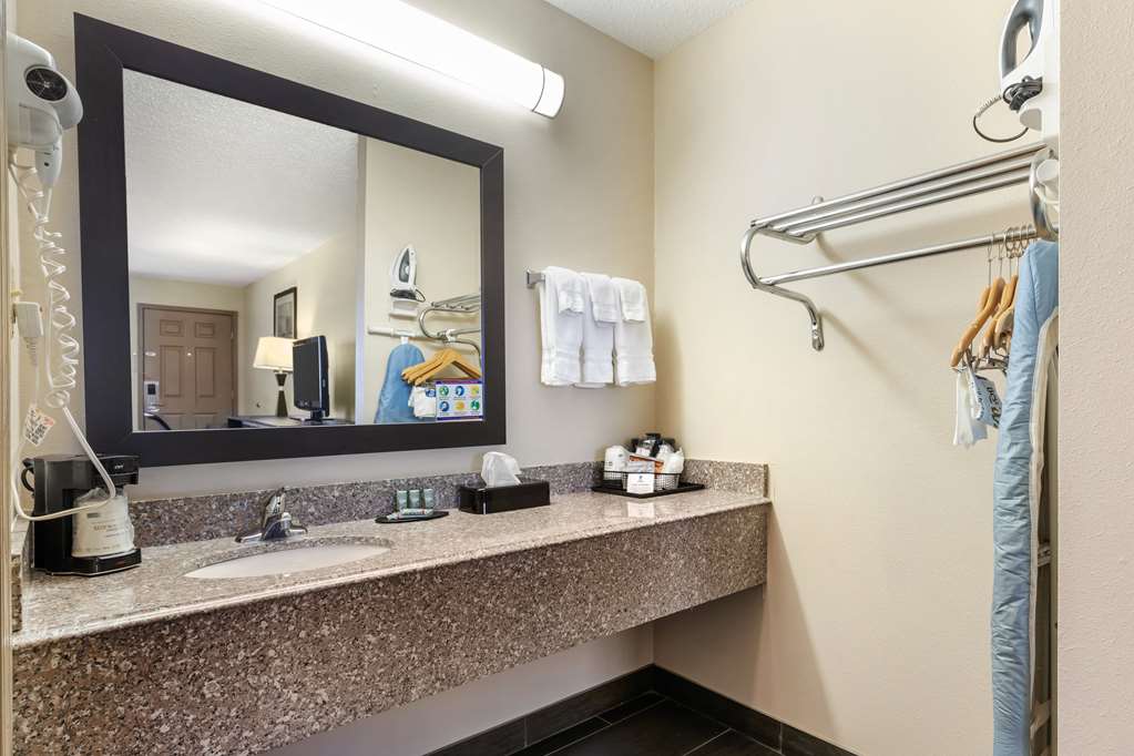 Best Western Van Buren Inn-guestroom-Guest Room,Bathroom,On-Site.jpg