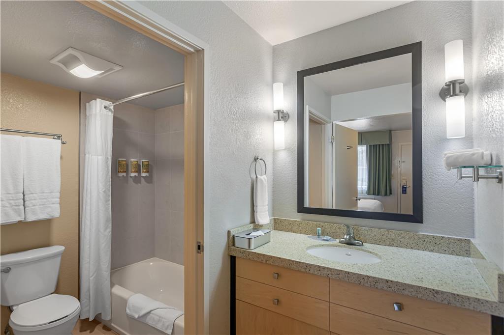 Best Western Petaluma Inn-guestroom-Guest Room,Bathroom,On-Site.jpg