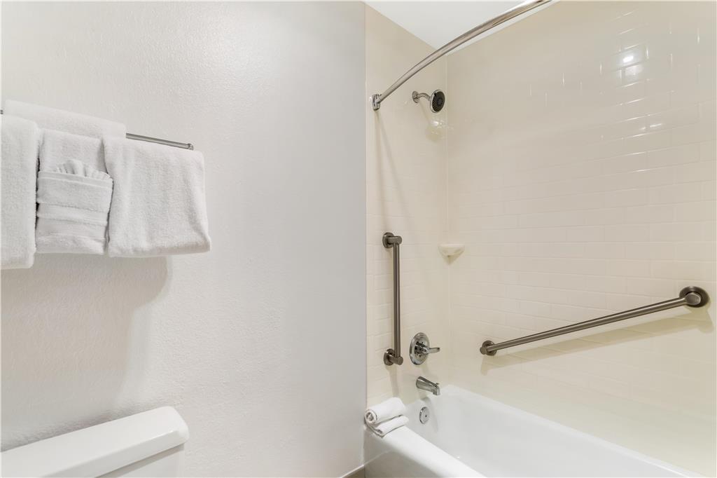 Best Western Plus Garden Court Inn-guestroom-Guest Room,Bathroom,On-Site.jpg