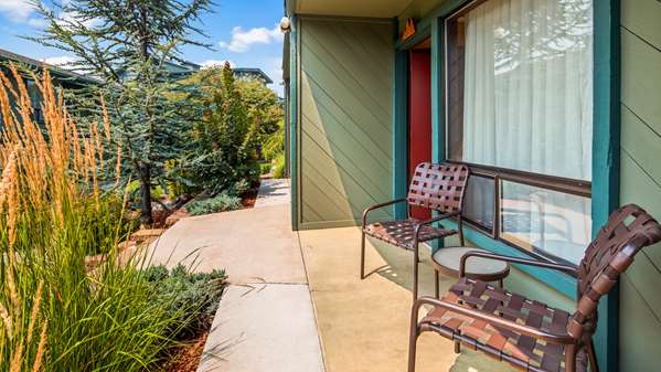  - Best Western Plus Tree House Inn Mt Shasta - I-5, Exit 738
