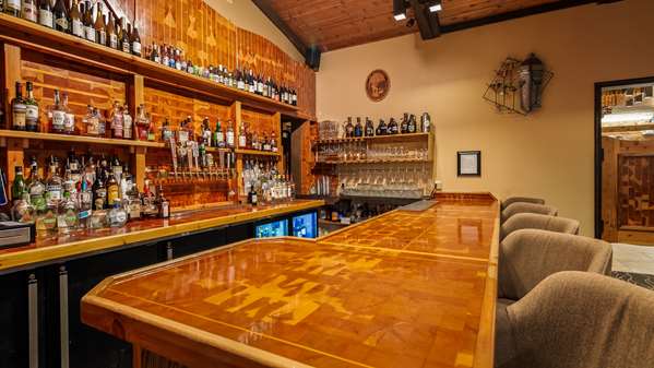 Bar - Best Western Plus Tree House Inn Mt Shasta - I-5, Exit 738