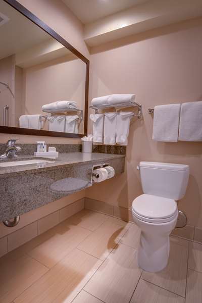  - Best Western Plus Inn of Ventura - US 101, Exit 70