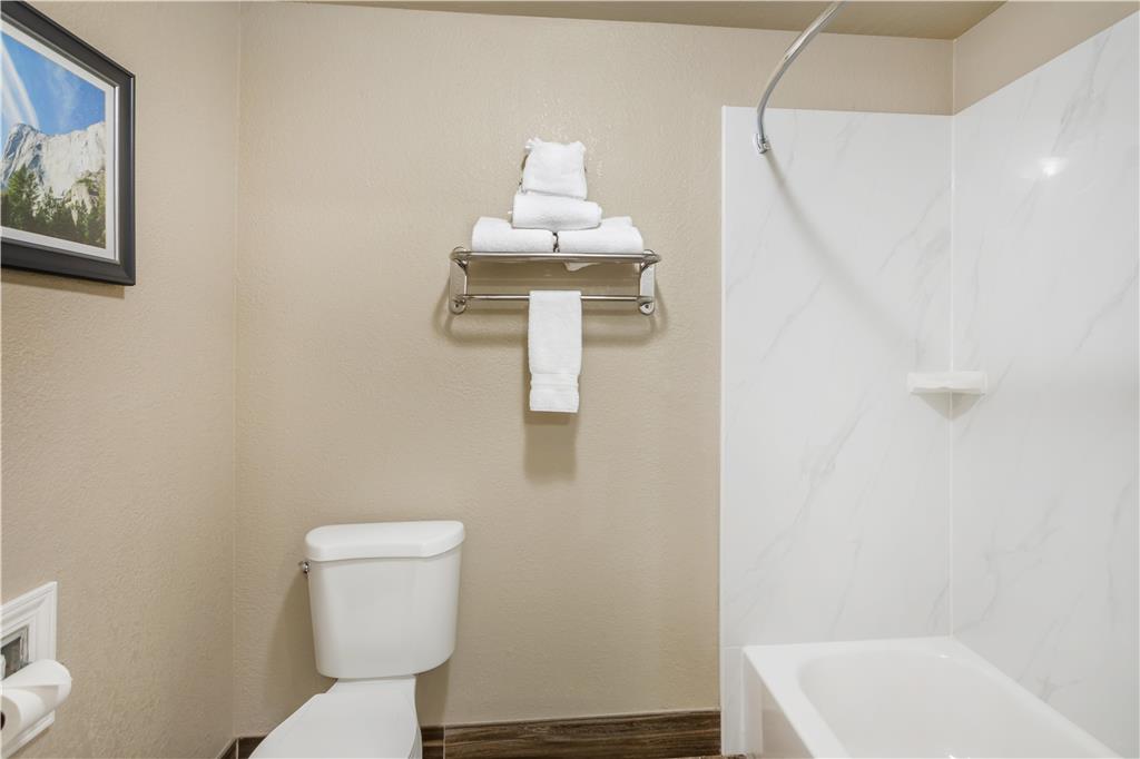 Best Western Plus Sonora Oaks Hotel & Conference Center-guestroom-Guest Room,Bathroom,On-Site.jpg