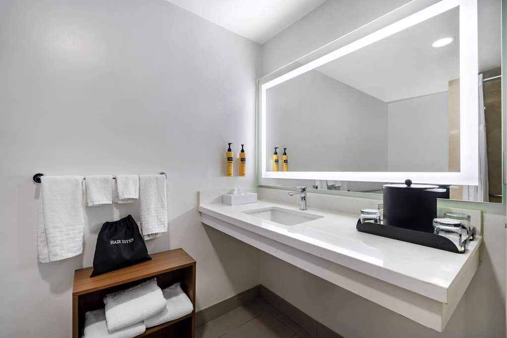 Best Western Plus Newport Mesa Inn-guestroom-Guest Room,Bathroom,On-Site.jpg