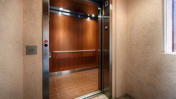  - Best Western Plus Humboldt House Inn Garberville - US 101, Exit 639