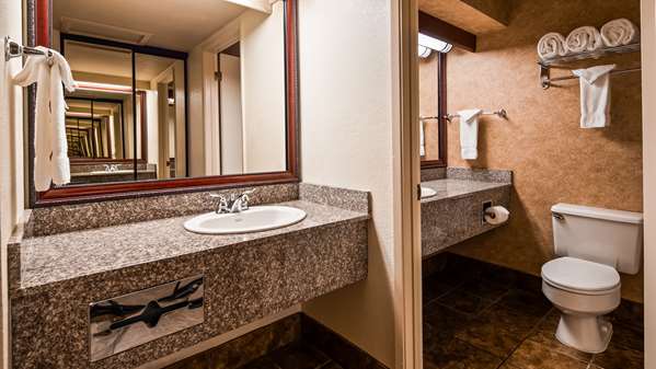 - Best Western Plus Humboldt House Inn Garberville - US 101, Exit 639